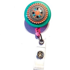 Retractable badge holder